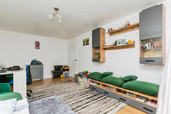 2 Bedroom Flat For Sale In Oak Road, Crawley, West Sussex, RH11