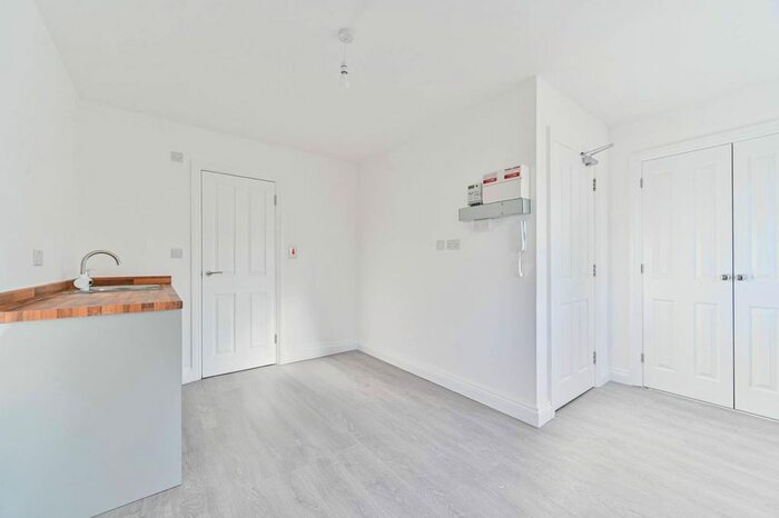 Studio To Rent In Kings Road, South Norwood, London, SE25