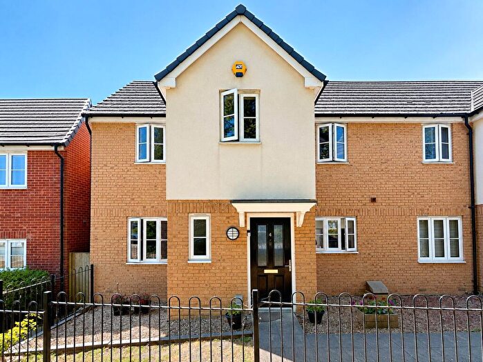 3 Bedroom End Of Terrace House For Sale In Jubilee Walk, Calcot, Reading, RG31