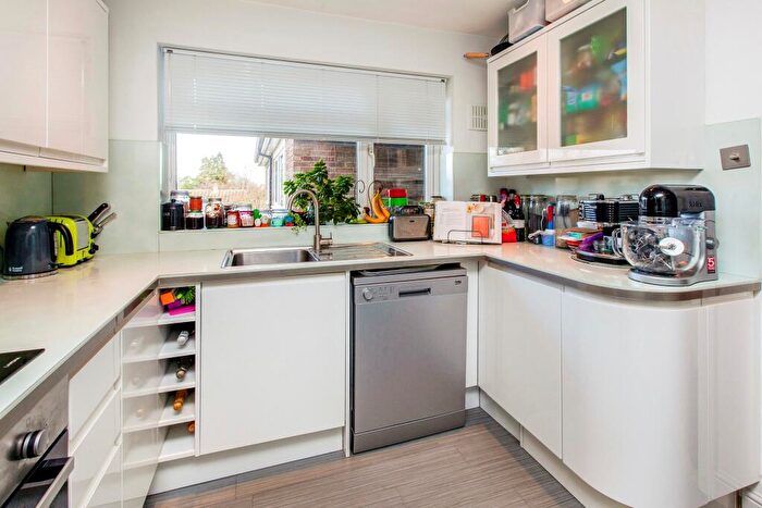 2 Bedroom Flat To Rent In Chantry Close, Windsor, SL4