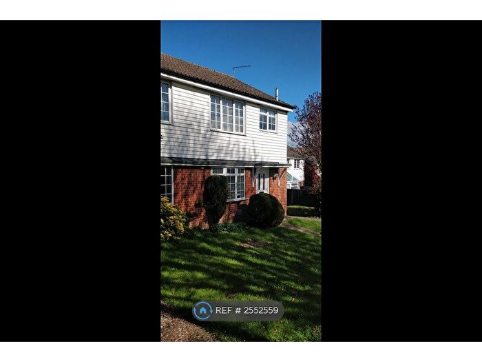 3 Bedroom End Of Terrace House To Rent In Lilac Walk, Reading, RG31