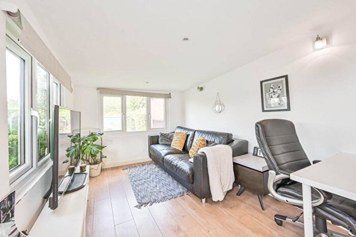 1 Bedroom Flat To Rent In Dehar Crescent, Hendon, London, NW9