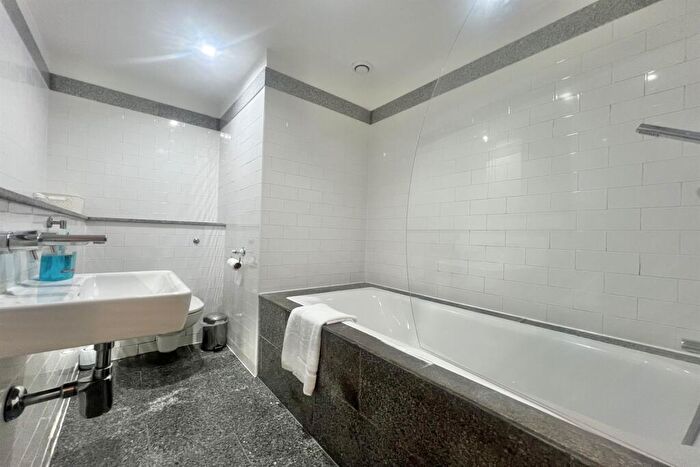 2 Bedroom Apartment To Rent In Oldham Road, M4