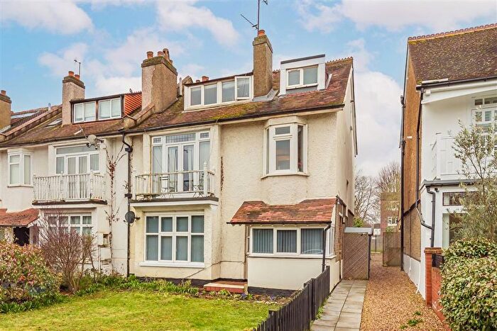 3 Bedroom Flat For Sale In Elmers Drive, Teddington, TW11