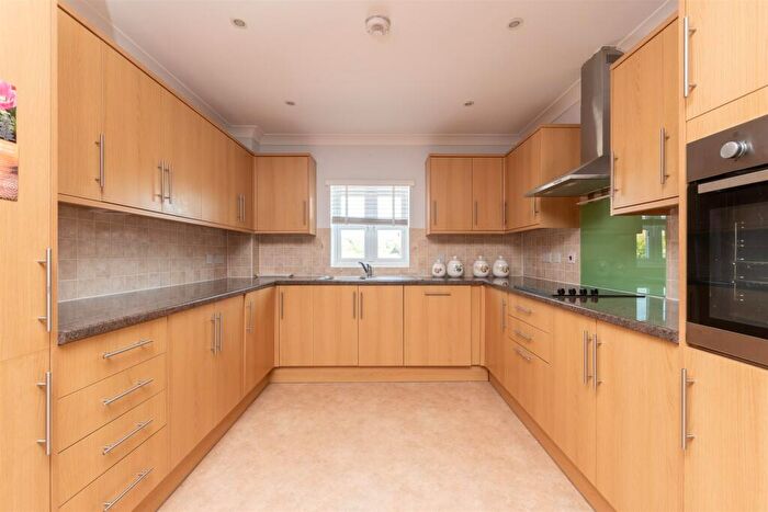 1 Bedroom Apartment For Sale In Brickfield Farm Close, Longfield, Kent, DA3