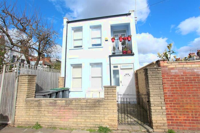3 Bedroom Flat To Rent In Hawke Park Road, Wood Green, N22