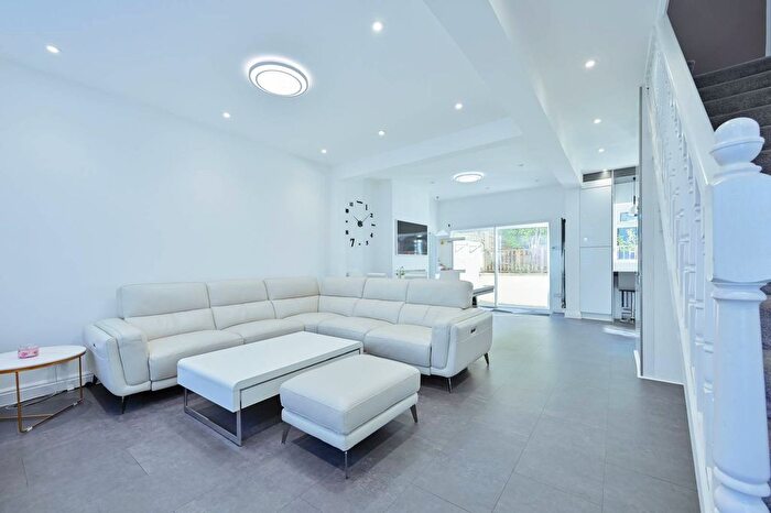 4 Bedroom Semi-detached House For Sale In Gammon Lane, Watford, WD24