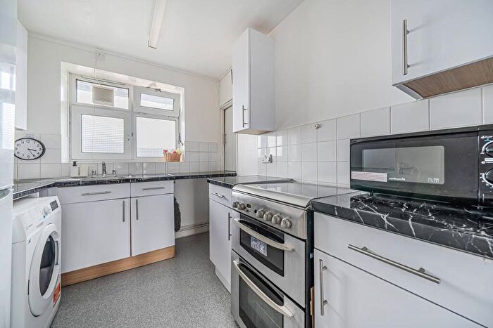 2 Bedroom Flat To Rent In Cable Street, Shadwell, London, E1