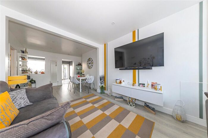 3 Bedroom Terraced House For Sale In Stapleford Road, Luton, Bedfordshire, LU2