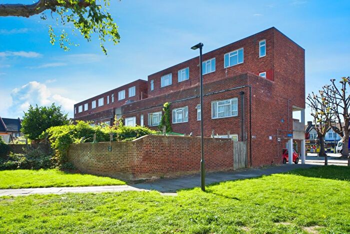 3 Bedroom Flat For Sale In Folkestone Road, London, N18