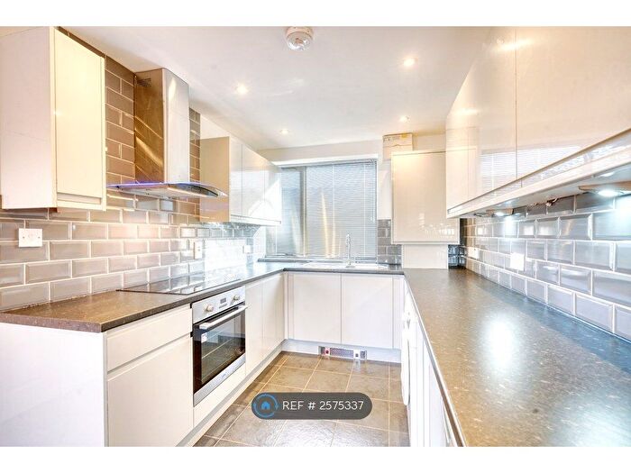 2 Bedroom Flat To Rent In Kielder Square, Salford, M5