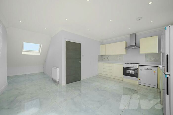 3 Bedroom Flat To Rent In Heather Gardens, Golders Green, NW11