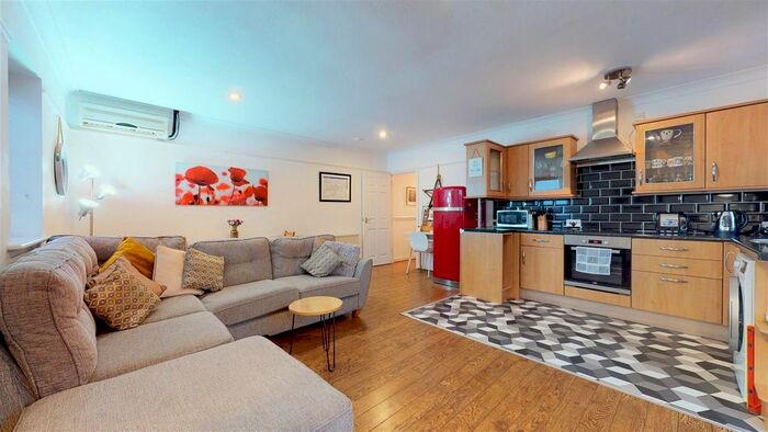 2 Bedroom Flat To Rent In Plas St. Pol De Leon, Penarth, CF64