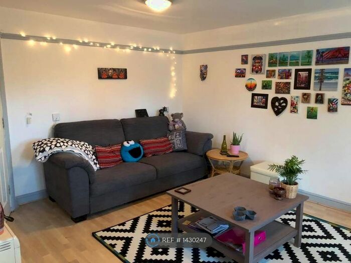 2 Bedroom Flat To Rent In Scholars Court, Northampton, NN1