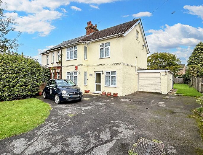 3 Bedroom Semi-Detached House For Sale In Whinfield Road, Dibden Purlieu, SO45