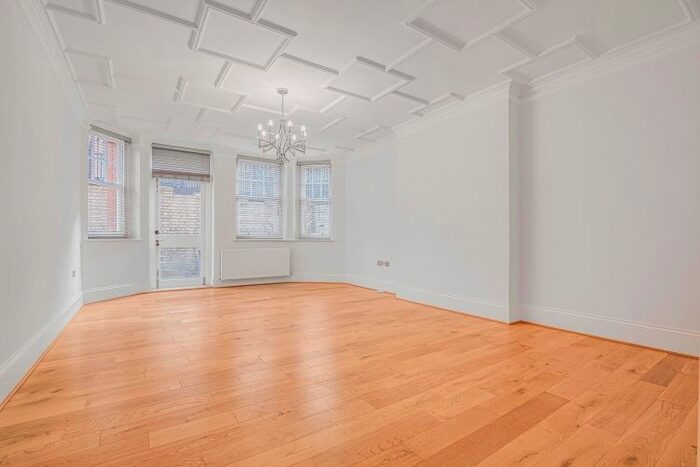 4 Bedroom Flat To Rent In Oakwood Court, London, W14