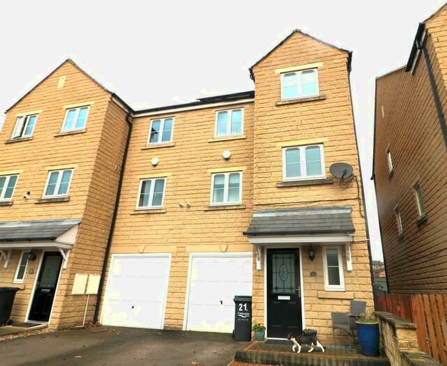 4 Bedroom End Of Terrace House To Rent In Larkfield Court, Brighouse, HD6