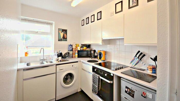 1 Bedroom Flat To Rent In High Street, Burnham, Slough, SL1