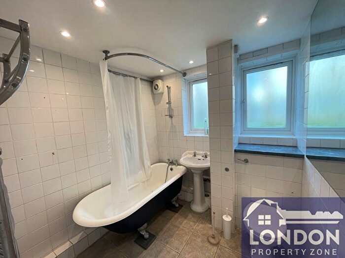 3 Bedroom Flat To Rent In Pearscroft Road, Fulham, London, SW6