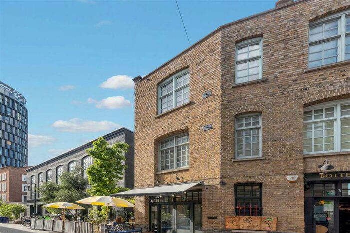 Flat To Rent In Chapel Place, Shoreditch, EC2A