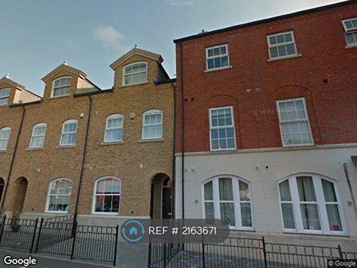 2 Bedroom Flat To Rent In West Court, Shirley, Solihull, B90