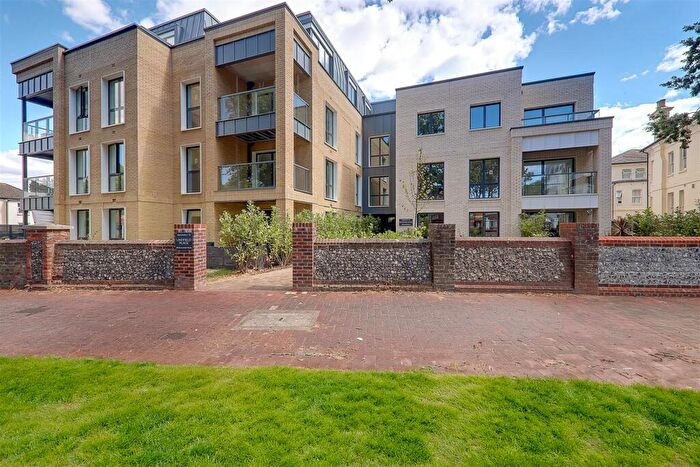 2 Bedroom Flat For Sale In Lindfield Place, Farncombe Road, Worthing, BN11