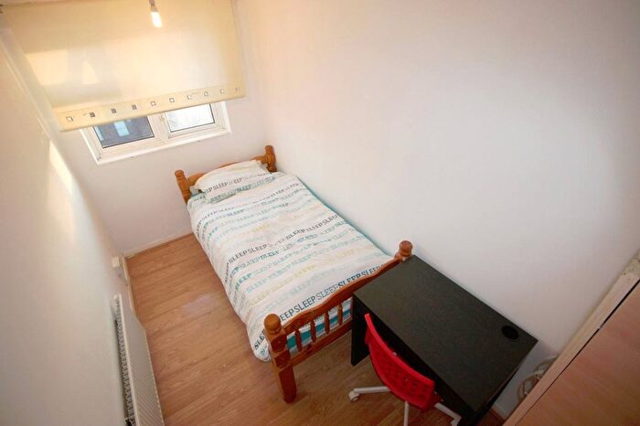 3 Bedroom Flat To Rent In Canning Town, E16