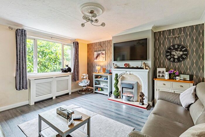 3 Bedroom Semi-Detached House For Sale In St Marys Road, Kettering, NN15