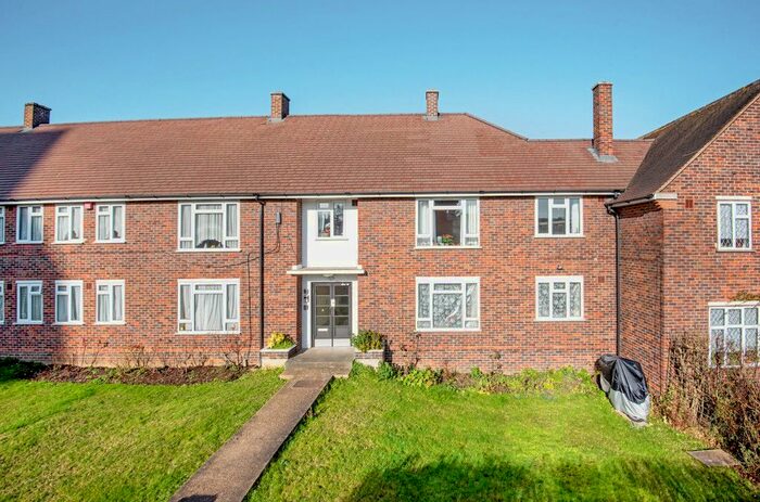 3 Bedroom Flat To Rent In Grove Park Road, London, SE9