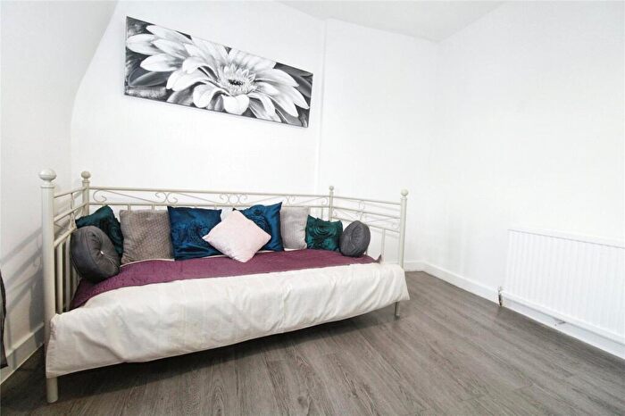 2 Bedroom Flat For Sale In Wide Lane, Southampton, Hampshire, SO18