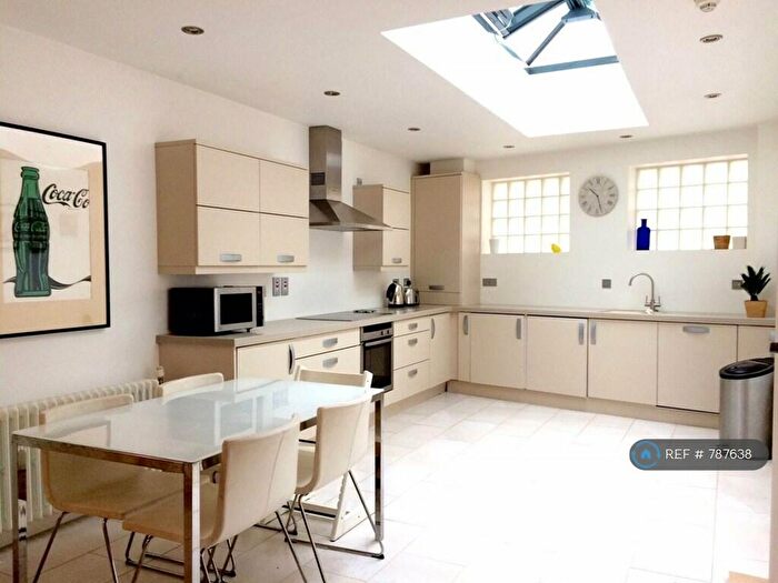 2 Bedroom Flat To Rent In Adelaide Crescent, Hove, BN3