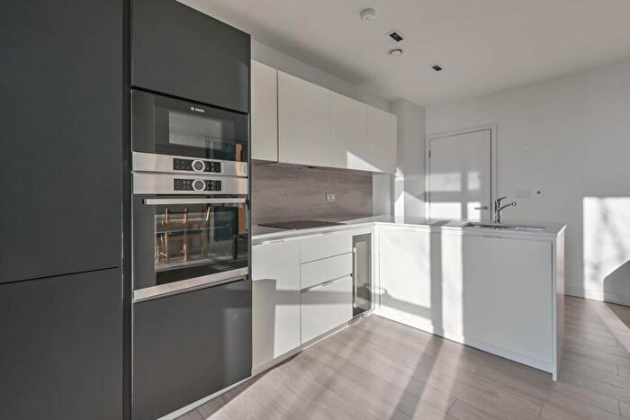 2 Bedroom Flat To Rent In Woodberry Down, Stoke Newington, London, N4