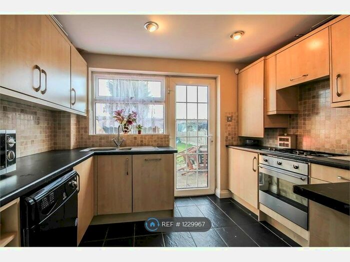 3 Bedroom Semi-Detached House To Rent In Wickhay, Basildon SS15