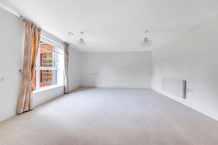 2 Bedroom Flat For Sale In Dukes Ride, Crowthorne, RG45