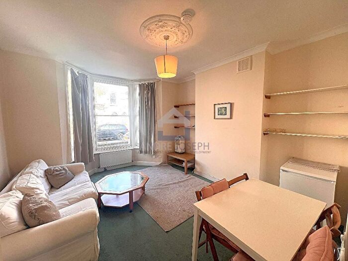 3 Bedroom Flat To Rent In Elms Road, Clapham, London, SW4