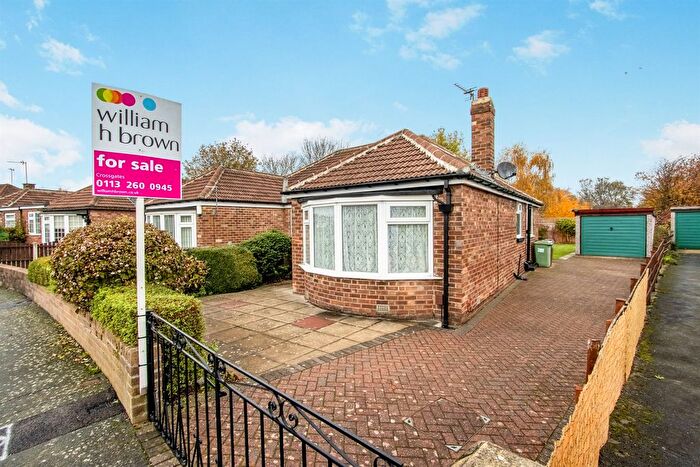 3 Bedroom Semi-Detached House For Sale In Kennerleigh Avenue, Leeds, LS15