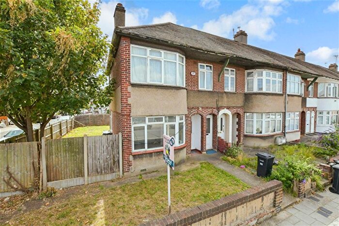 2 Bedroom Maisonette For Sale In High Road, Chadwell Heath, Essex, RM6