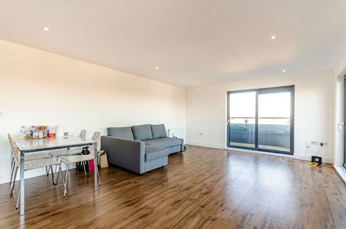 2 Bedroom Flat To Rent In Ewell Road, Surbiton, KT6