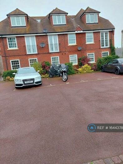 2 Bedroom Flat To Rent In High Street, Theale, Reading, RG7