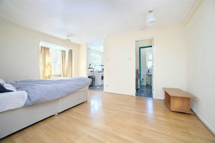 Studio To Rent In Lowry Court, Stubbs Drive, London, SE16