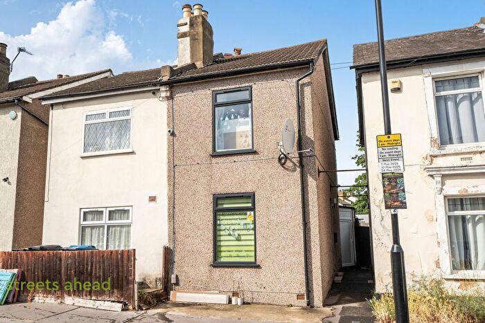 2 Bedroom Semi-Detached House For Sale In Clifton Road, London, London, SE25