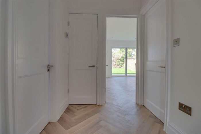 2 Bedroom Semi-Detached Bungalow For Sale In Hengist Gardens, Wickford, SS11