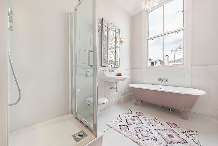 3 Bedroom Flat To Rent In Stafford Terrace, Kensington, W8