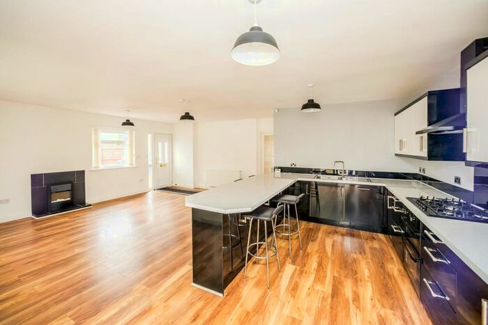 4 Bedroom Bungalow To Rent In Hoylake Avenue, Huddersfield, HD2