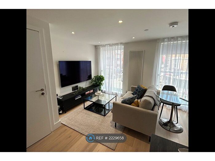 1 Bedroom Flat To Rent In Battersea Park Road, London, SW8