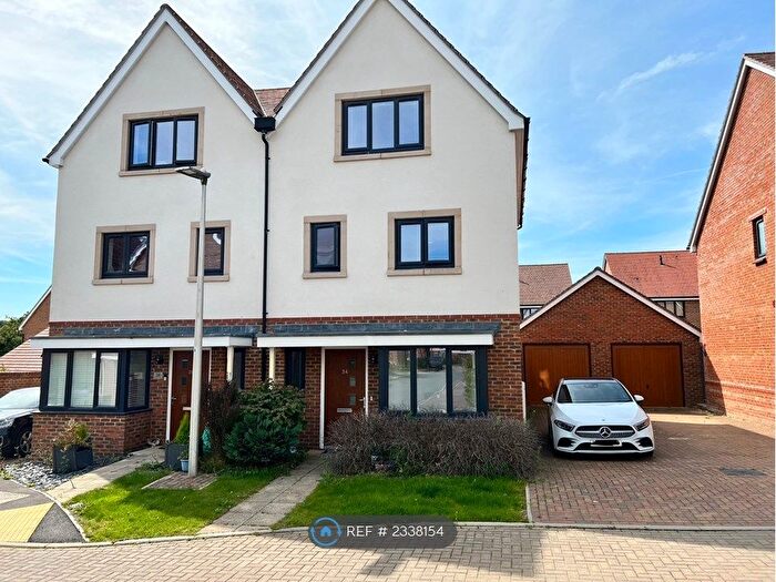 4 Bedroom Semi-Detached House To Rent In Weaver Avenue, Arborfield Green, Reading, RG2