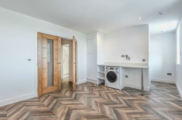 1 Bedroom Flat To Rent In London Heights, - London Road, Camberley, Surrey, GU15