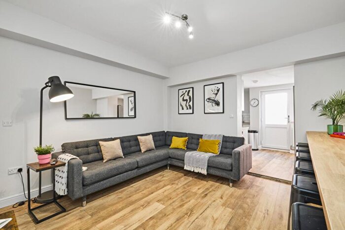 6 Bedroom House To Rent In Hartley Grove, Leeds, LS6