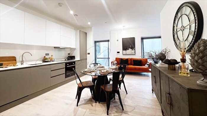 2 Bedroom Flat To Rent In Caroline Street, Limehouse, E1