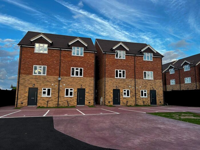 4 Bedroom Town House To Rent In Buddleia View, Houghton Regis, LU5